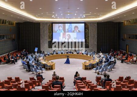 (210910) -- NATIONS UNIES, 10 septembre 2021 (Xinhua) -- Deborah Lyons (en haut à droite à l'écran), la représentante spéciale du secrétaire général de l'ONU pour l'Afghanistan, présente un rapport au Conseil de sécurité par liaison vidéo le 9 septembre 2021. Jeudi, l'envoyé spécial de l'ONU pour l'Afghanistan a appelé à un modus vivendi pour que les fonds affluent en Afghanistan et pour que les efforts soient faits pour résoudre la situation humanitaire désastreuse. (Manuel Elias/un photo/document via Xinhua) Banque D'Images