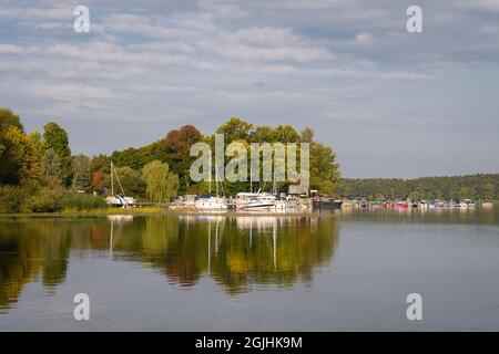 Brandebourg, Allemagne. Septembre 10 2021 : les bateaux sont amarrés dans un petit port dans l'eau de Breitlingsee. Le lac près du village de Wilhelmsdorf est d'environ 513 hectares et mesure 5.60 mètres à son point le plus profond. Photo: Soeren Stache/dpa-Zentralbild/dpa Credit: dpa Picture Alliance/Alay Live News Banque D'Images