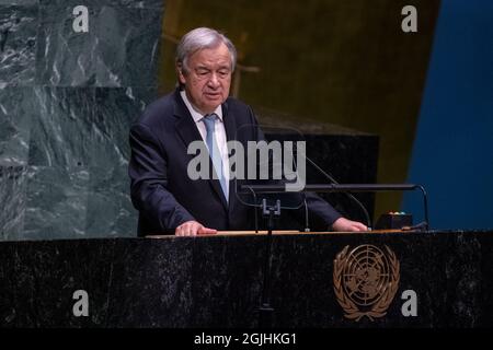 (210910) -- NATIONS UNIES, 10 septembre 2021 (Xinhua) -- le Secrétaire général de l'ONU, Antonio Guterres, prend la parole lors d'un événement commémoratif informel de l'Assemblée générale de l'ONU pour souligner le 60e anniversaire de la mort de l'ancien Secrétaire général, Dag Hammarskjold, au siège de l'ONU à New York, le 9 septembre 2021. L'Assemblée générale des Nations Unies a organisé jeudi un événement commémoratif informel pour marquer le 60e anniversaire de la mort tragique de l'ancien Secrétaire général Dag Hammarskjold. (Eskinder Debebe/un photo/document via Xinhua) Banque D'Images