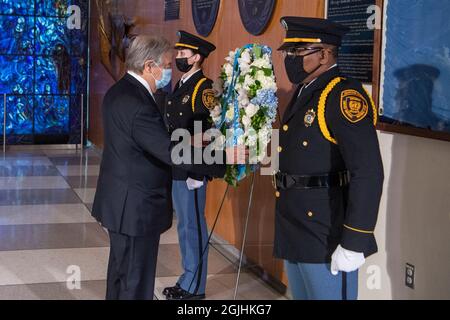 (210910) -- NATIONS UNIES, 10 septembre 2021 (Xinhua) -- le Secrétaire général des Nations Unies, Antonio Guterres (1er L), dépose une couronne pour marquer le 60e anniversaire de la mort de l'ancien Secrétaire général, Dag Hammarskjold, au siège de l'ONU à New York, le 9 septembre 2021. L'Assemblée générale des Nations Unies a organisé jeudi un événement commémoratif informel pour marquer le 60e anniversaire de la mort tragique de l'ancien Secrétaire général Dag Hammarskjold. (Eskinder Debebe/un photo/document via Xinhua) Banque D'Images