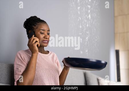 Fuite d'eau de la maison et dommages de tuyau du plafond. Numéro d'appel Banque D'Images