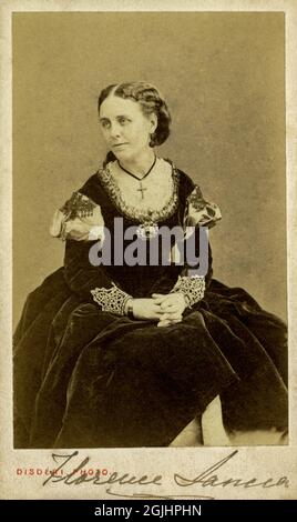 Photographie originale et autographe / signature de la soprano opératrice victorienne anglaise, Florence Lancia (1840-1905). Carte-de-visite ou CDV signée par les studios du photographe français André-Adolphe-Eugène Disdéri (1818-89) Banque D'Images