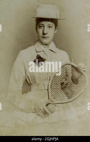 Joueur de tennis sur gazon de femme victorienne par le photographe James Henry Hogg de Kendal, Westmorland & Furness (anciennement Cumbria), Angleterre. Banque D'Images