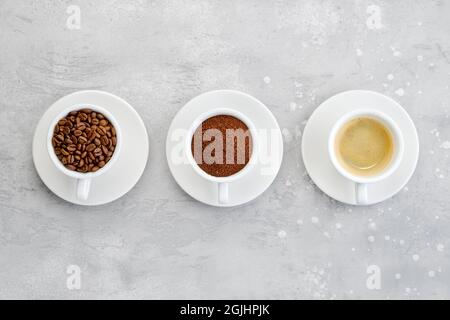 Trois États de café : grains, café moulu et liquide Banque D'Images