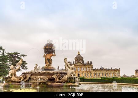 Fontaine de l'Atlas avec le château Howard, en arrière-plan, vu du sud du palais dans le North Yorkshire, Royaume-Uni. Banque D'Images