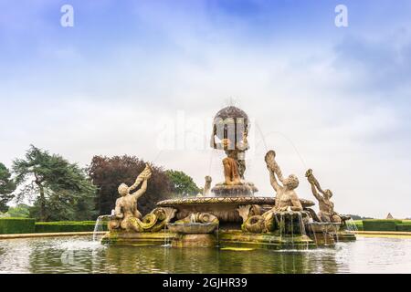 La fontaine de l'Atlas et son étang dans le parc du château Howard, en Angleterre, datent de 1850. Banque D'Images