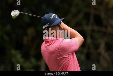 Christiaan Bezuidenhout, en Afrique du Sud, est en tête du septième tee au cours du deuxième jour du championnat BMW PGA au club de golf Wentworth, Virginia Water. Date de la photo : vendredi 10 septembre 2021. Banque D'Images