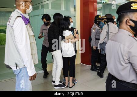 Jakarta, Indonésie. 10 septembre 2021. Les parents des victimes qui sont mortes dans un incendie à la prison de Tangerang pleurent devant la morgue de l'hôpital national de police. Actuellement, il y a encore 43 corps de victimes d'une énorme prison d'incendie surpeuplée qui n'ont pas encore été identifiés. Crédit : SOPA Images Limited/Alamy Live News Banque D'Images