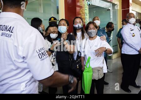 Jakarta, Indonésie. 10 septembre 2021. Les parents des victimes qui sont mortes dans un incendie à la prison de Tangerang pleurent devant la morgue de l'hôpital national de police. Actuellement, il y a encore 43 corps de victimes d'une énorme prison d'incendie surpeuplée qui n'ont pas encore été identifiés. Crédit : SOPA Images Limited/Alamy Live News Banque D'Images