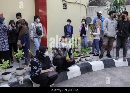 Jakarta, Indonésie. 10 septembre 2021. Les parents des victimes qui sont mortes dans un incendie à la prison de Tangerang attendent devant la morgue de l'hôpital national de police.actuellement, il y a encore 43 corps de victimes d'une immense prison d'incendie surpeuplée qui n'ont pas encore été identifiés. Crédit : SOPA Images Limited/Alamy Live News Banque D'Images