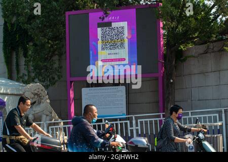 Le code QR 'Tsinghua Zijing' est vu à la porte d'entrée de l'université de Tsinghua à Beijing, en Chine. 10 septembre 2021 Banque D'Images
