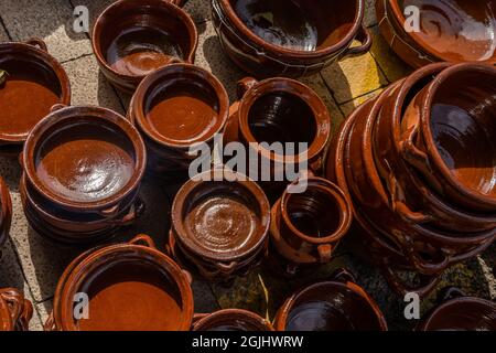 Vue d'ensemble de la poterie populaire de cuisine de l'île de Majorque, Espagne. Casseroles et ustensiles de cuisine en faïence Banque D'Images