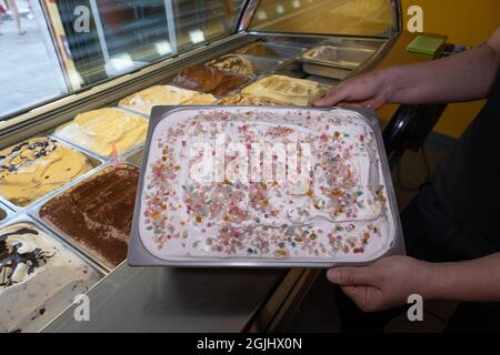 Fabrication italienne de glace artisanale (Gelato). Processus de service dans l'atelier. Glace sur plateau en acier inoxydable pour des goûts variés faits maison. Gros plan. S Banque D'Images