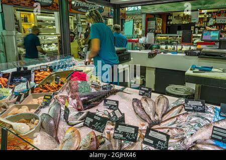 Marché couvert de Grenoble, décrochage de poisson. Grenoble, région Auvergne-Rhône-Alpes, département de l'isère, France, Europe Banque D'Images