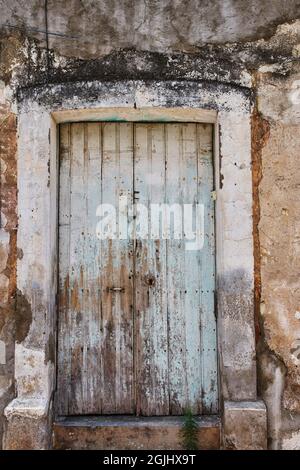 Façade ancienne de porte en bois avec peinture Banque D'Images