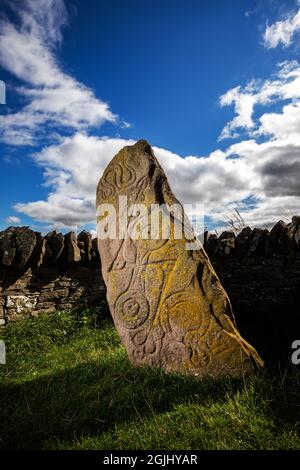 La Pierre de Serpent, une des pierres sur pied d'Aberlemno à Angus, en Écosse Banque D'Images