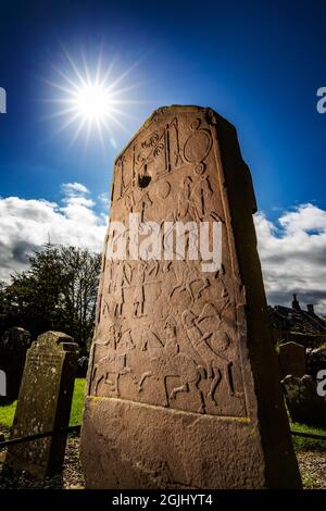 L'arrière de la plaque de Kirkyard Cross, une des pierres sur pied Aberleman à Angus, en Écosse Banque D'Images