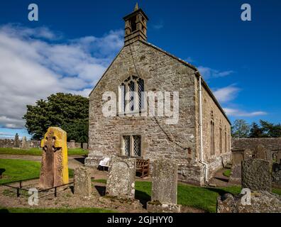 Le Kirk d'Aberlemno, où se trouve la Cross Slab, l'une des pierres sur pied d'Aberlemno à Angus, en Écosse Banque D'Images