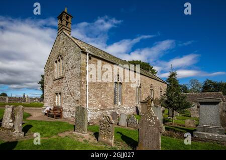 Le Kirk d'Aberlemno, où se trouve la Cross Slab, l'une des pierres sur pied d'Aberlemno à Angus, en Écosse Banque D'Images
