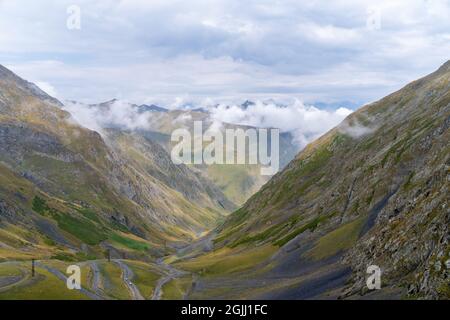 Belle vue sur la gorge d'Abano à Tusheti, route de montagne dangereuse en Géorgie Banque D'Images