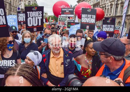 Londres, Royaume-Uni. 26 juin 2021. Jeremy Corbyn marche avec des manifestants sur la place du Parlement. Plusieurs manifestations ont eu lieu dans la capitale, car les hommes pro-palestiniens, les vies noires comptent, tuent le projet de loi, la rébellion d'extinction, Des manifestants anti-conservateurs et divers autres groupes ont défilé dans le centre de Londres. Banque D'Images