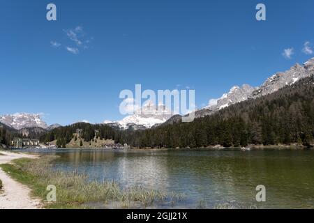 Misurina, Italie - 31 mai 2021 : le fabuleux lac alpin dans les Dolomites. Bateau sur l'eau. Un endroit charmant et reposant dans les Alpes italiennes. Banque D'Images