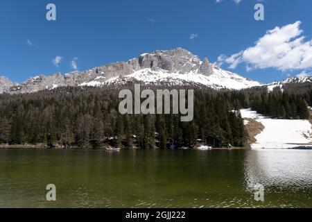 Misurina, Italie - 31 mai 2021 : le fabuleux lac alpin dans les Dolomites. Bateau sur l'eau. Un endroit charmant et reposant dans les Alpes italiennes. Banque D'Images