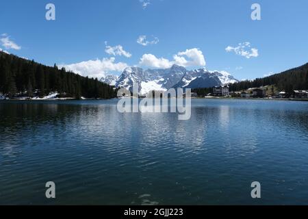 Misurina, Italie - 31 mai 2021 : le fabuleux lac alpin dans les Dolomites. Un endroit charmant et reposant dans les Alpes italiennes. Réflexions dans l'eau Banque D'Images