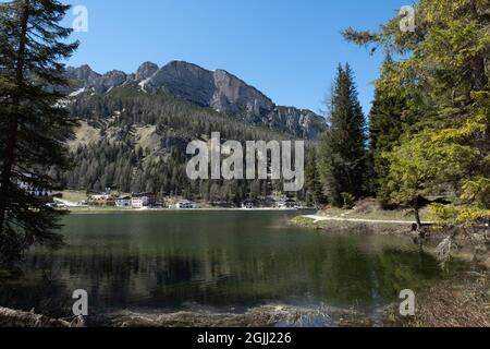 Misurina, Italie - 31 mai 2021 : le fabuleux lac alpin dans les Dolomites. Un endroit charmant et reposant dans les Alpes italiennes. Réflexions dans l'eau Banque D'Images