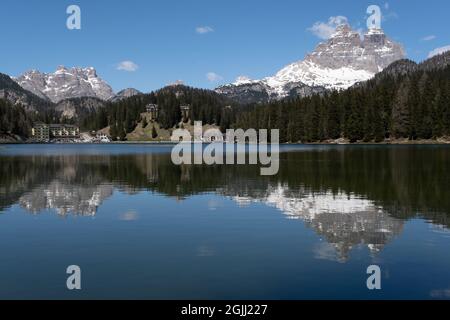 Misurina, Italie - 31 mai 2021 : le fabuleux lac alpin dans les Dolomites. Un endroit charmant et reposant dans les Alpes italiennes. Réflexions dans l'eau Banque D'Images