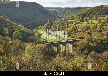 Monsal Head viaduc traversant au-dessus de la rivière Wye à Monsal Dale dans le Derbyshire Peak District UK Banque D'Images