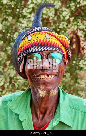 Ancien d'un village kenyan près de VOI dans l'ambiance de fête souriant à la caméra Banque D'Images