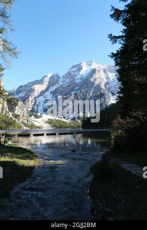 Le fabuleux lac alpin de Braies dans les Dolomites (Bolzano). Un endroit charmant dans les Alpes italiennes. Bateaux sur l'eau. Réflexions dans l'eau. Banque D'Images