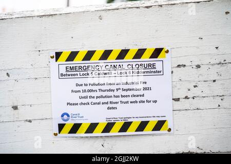 Kidderminster, Royaume-Uni.10 septembre 2021. Des équipes de « réduction des risques » environnementaux ont été sur le canal de Kidderminster, mettant aujourd'hui en place des mesures essentielles pour un nettoyage massif suite à un déversement de contamination dans le canal depuis l'incendie énorme juste au-dessus de la voie navigable, il y a 2 jours. Des barrières d'eau vitales ont été déposées dans cette partie du canal pour permettre des opérations de nettoyage efficaces et pour empêcher la pollution de se déplacer plus loin le long du réseau d'eau. Le mouvement des bateaux du canal a été complètement arrêté, laissant frustrés vacanciers bloqués le long du canal, tous les plans de voyage ont perturbé. Banque D'Images