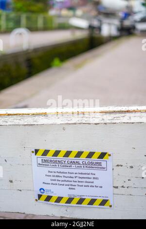 Kidderminster, Royaume-Uni.10 septembre 2021. Des équipes de « réduction des risques » environnementaux ont été sur le canal de Kidderminster, mettant aujourd'hui en place des mesures essentielles pour un nettoyage massif suite à un déversement de contamination dans le canal depuis l'incendie énorme juste au-dessus de la voie navigable, il y a 2 jours. Des barrières d'eau vitales ont été déposées dans cette partie du canal pour permettre des opérations de nettoyage efficaces et pour empêcher la pollution de se déplacer plus loin le long du réseau d'eau. Le mouvement des bateaux du canal a été complètement arrêté, laissant frustrés vacanciers bloqués le long du canal, tous les plans de voyage ont perturbé. Banque D'Images