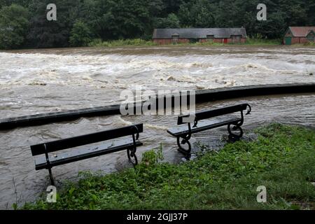 Durham, Royaume-Uni, septembre 2012. L'usure de la rivière a éclaté ses rives causant de graves inondations dans le centre de la ville de Durham. Banque D'Images