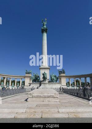 BUDAPEST, HONGRIE - 15 septembre 2019 : une photo verticale de la statue de l'Archange Gabriel sur la place des héros à Budapest, Hongrie Banque D'Images