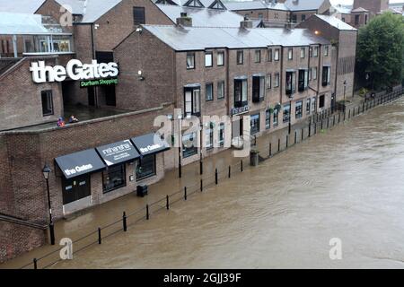 Durham, Royaume-Uni, septembre 2012. L'usure de la rivière a éclaté ses rives causant de graves inondations dans le centre de la ville de Durham. Banque D'Images