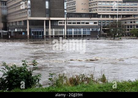 Durham, Royaume-Uni, septembre 2012. L'usure de la rivière a éclaté ses rives causant de graves inondations dans le centre de la ville de Durham. Banque D'Images