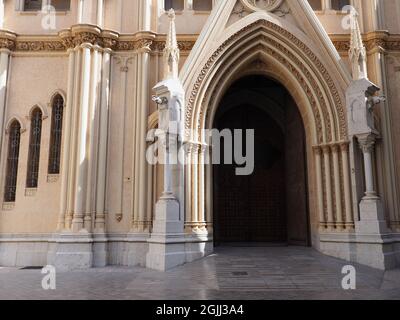 Entrée à l'église sacrée de coeur à Malaga ville européenne à Andalousie région en Espagne en 2019 chaude journée de printemps ensoleillée le avril. Banque D'Images