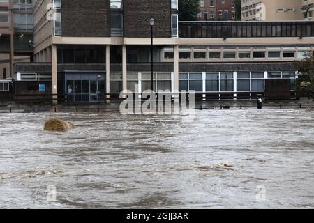 Durham, Royaume-Uni, septembre 2012. L'usure de la rivière a éclaté ses rives causant de graves inondations dans le centre de la ville de Durham. Banque D'Images