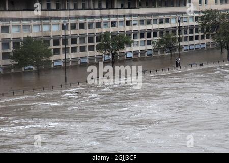 Durham, Royaume-Uni, septembre 2012. L'usure de la rivière a éclaté ses rives causant de graves inondations dans le centre de la ville de Durham. Banque D'Images