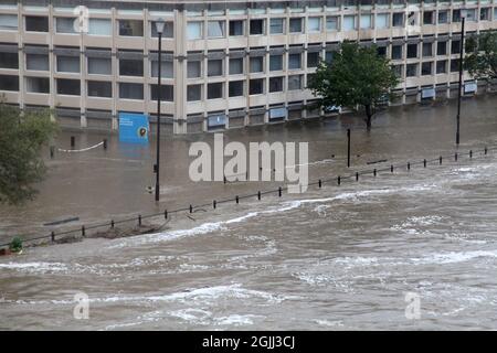 Durham, Royaume-Uni, septembre 2012. L'usure de la rivière a éclaté ses rives causant de graves inondations dans le centre de la ville de Durham. Banque D'Images