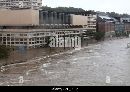 Durham, Royaume-Uni, septembre 2012. L'usure de la rivière a éclaté ses rives causant de graves inondations dans le centre de la ville de Durham. Banque D'Images