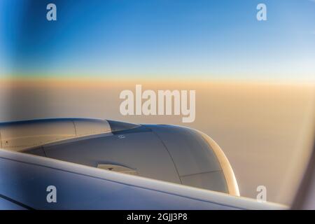 Vue sur le lever du soleil depuis un avion à fenêtre Banque D'Images