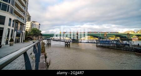 Londres - septembre 2021 : Imperial Wharf, immeubles résidentiels au bord de la rivière Banque D'Images