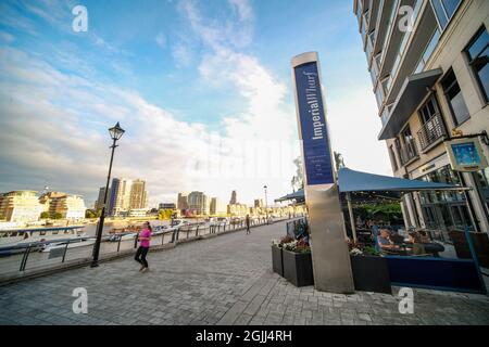 Londres - septembre 2021 : Imperial Wharf, immeubles résidentiels au bord de la rivière Banque D'Images