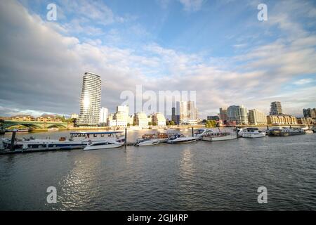 Londres - septembre 2021 : Imperial Wharf, immeubles résidentiels au bord de la rivière Banque D'Images