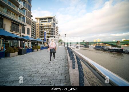 Londres - septembre 2021 : Imperial Wharf, immeubles résidentiels au bord de la rivière Banque D'Images