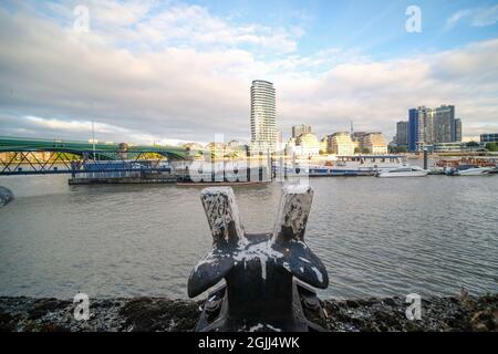 Londres - septembre 2021 : Imperial Wharf, immeubles résidentiels au bord de la rivière Banque D'Images